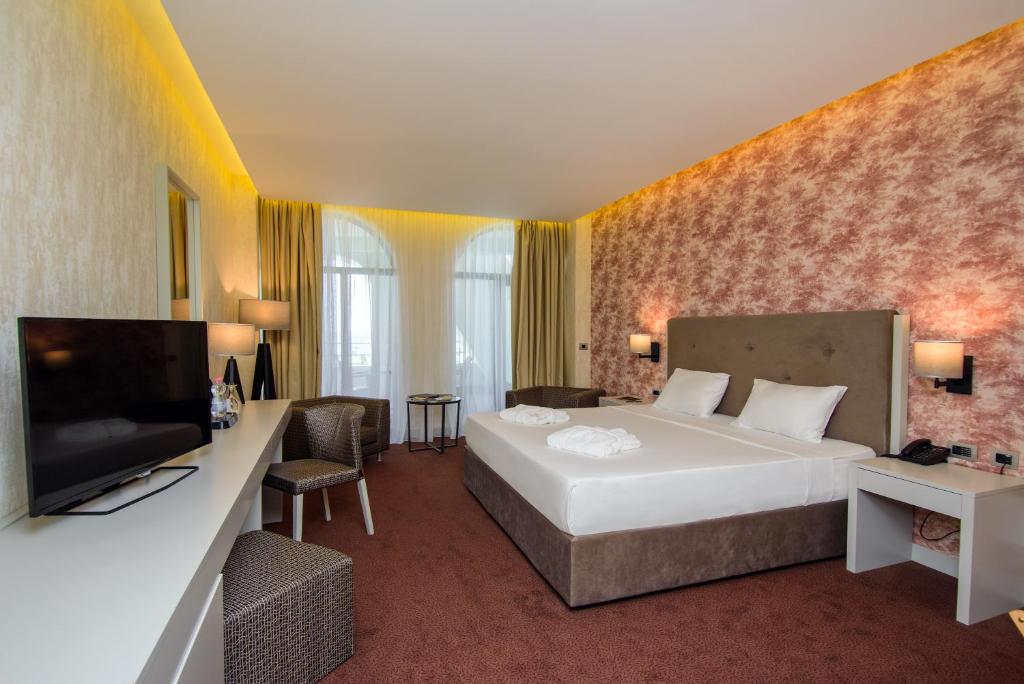 Mūsdienīgs viesnīcas numurs ar divguļamo gultu, televizoru un siltu apgaismojumu, kas rada komfortablu atmosfēru. Logi nodrošina dabiski apgaismojumu un skatu uz ārpusi.