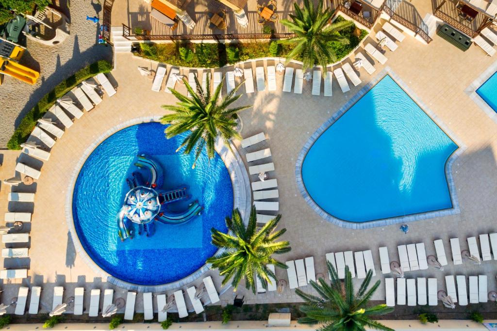 Viesnīcas Sun Beach Resort baseins ar ūdens atrakcijām un palmām