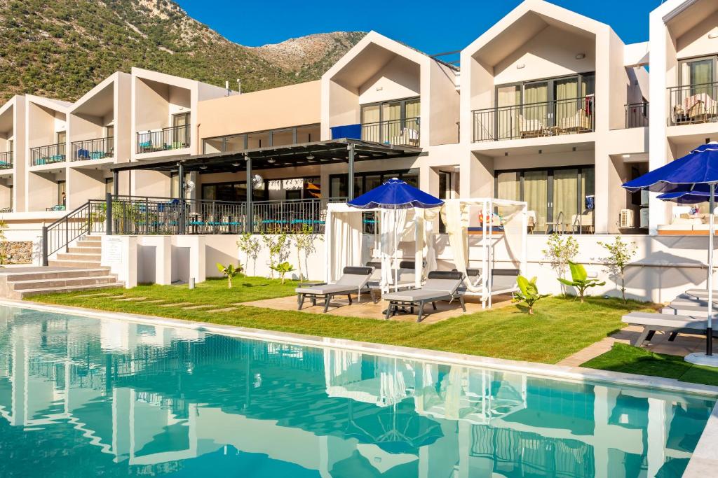 Mūsdienīgs viesnīcu komplekss ar peldbaseinu un saulessargiem, ieskauts zaļā zālē un kalnu ainavā. Ideāla vieta atpūtai un relaksācijai.