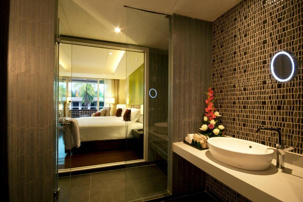 Mūsdienīgs vannas numurs ar stikla durvīm Graceland Khaolak Resort & Spa.