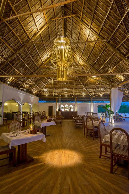 Restorāns Konokono Beach Resort ar tradicionālu jumtu.