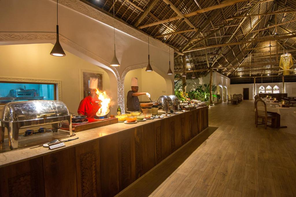 Konokono Beach Resort restorāns ar dzīvu ēdiena gatavošanu.