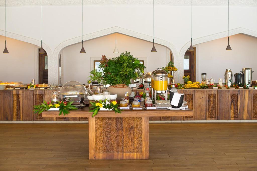 Konokono Beach Resort brokastu bufete ar dažādiem ēdieniem