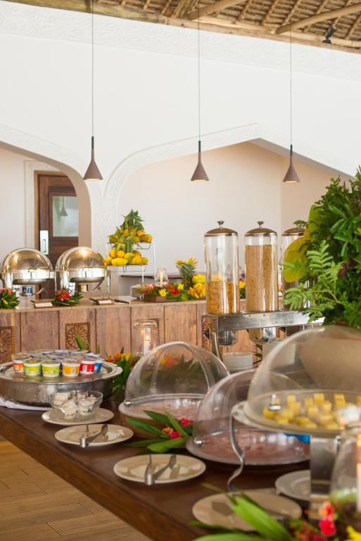Bagātīgs brokastu bufetes galds viesnīcā Konokono Beach Resort.