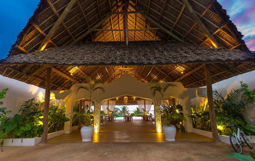 Konokono Beach Resort ieeja ar tradicionālu jumtu.