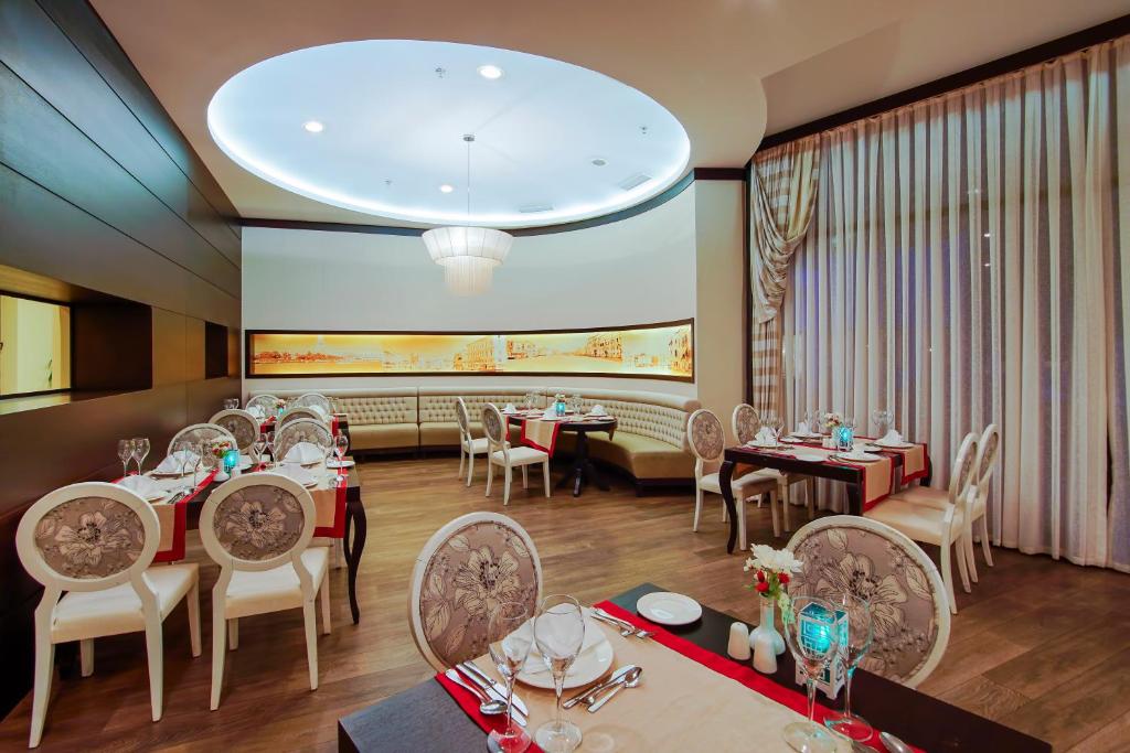 Restorāns Limak Atlantis De Luxe Hotel & Resort ar elegantu interjeru