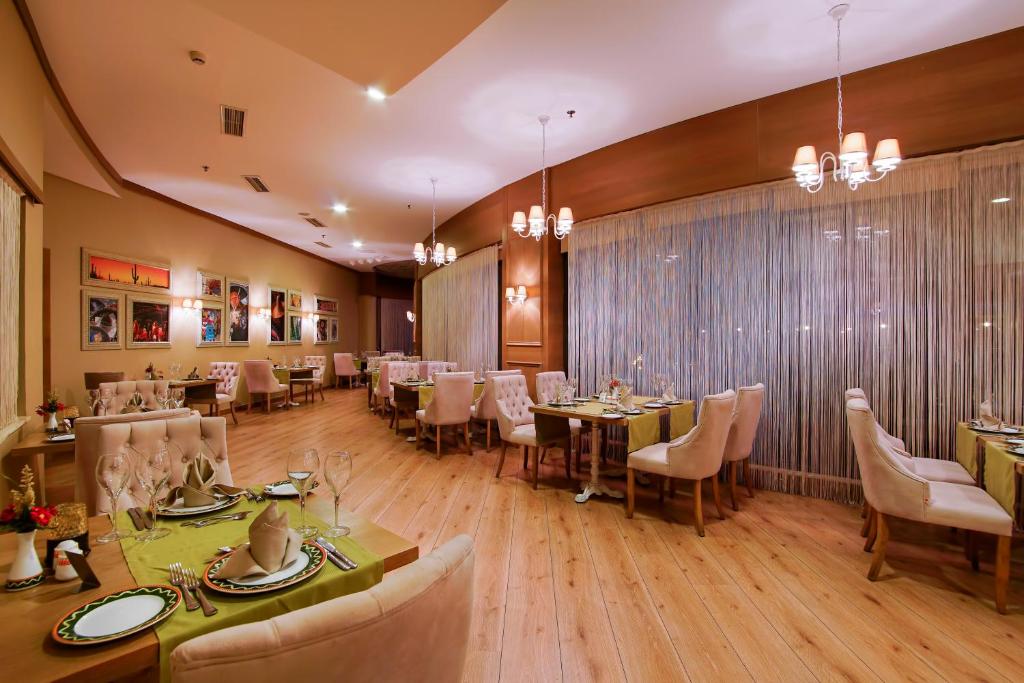Eleganta ēdamzāle Limak Atlantis De Luxe Hotel & Resort ar stilīgām mēbelēm.