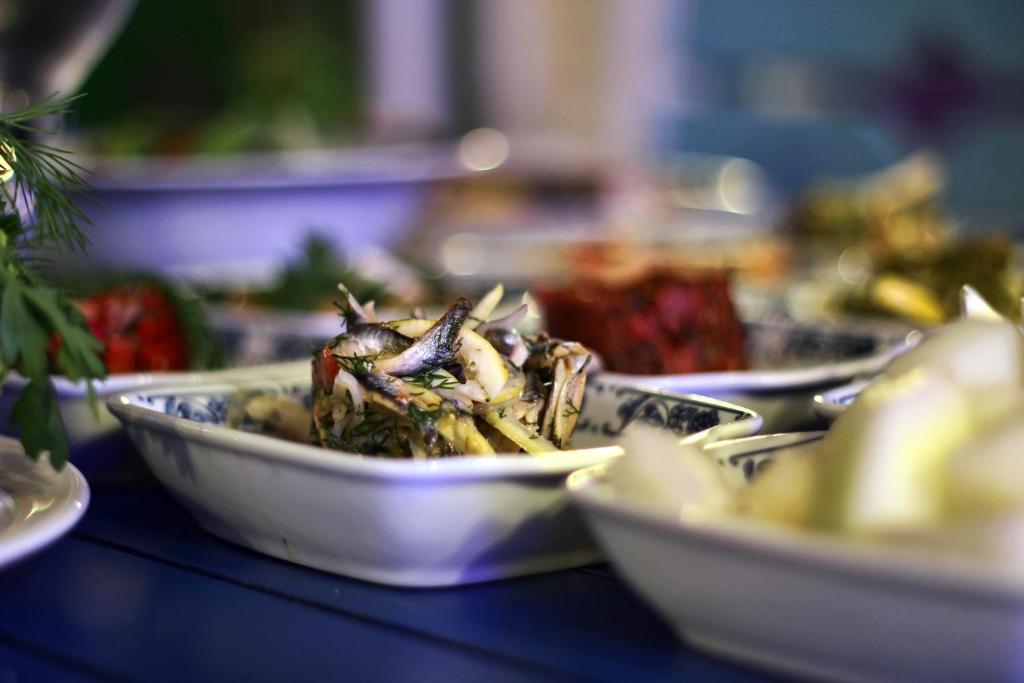 Garšīgi ēdieni no Limak Atlantis De Luxe Hotel & Resort restorāna, tostarp zivs un dārzeņi.