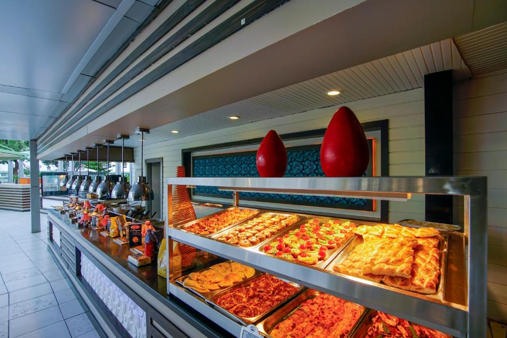 Gards bufete pie Limak Atlantis De Luxe Hotel & Resort ar dažādām uzkodām.