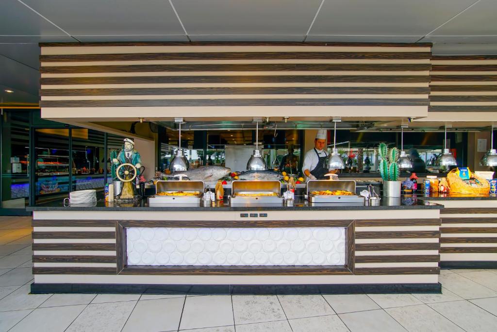 Galvenā ēdamzāles zona Limak Atlantis De Luxe Hotel & Resort, ar šefpavāru gatavošanu.