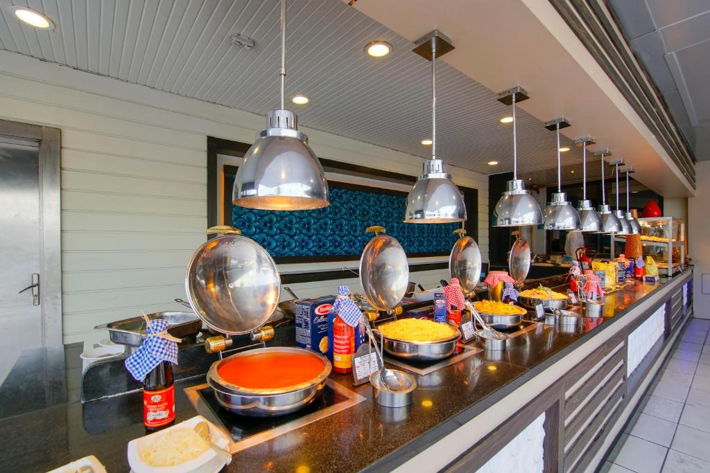 Limak Atlantis De Luxe Hotel & Resort bufete ar dažādiem ēdieniem