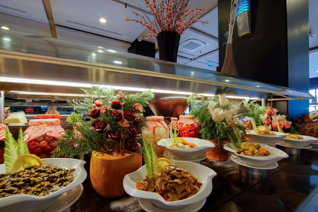 Ziemassvētku bufete ar dažādiem ēdieniem Limak Atlantis De Luxe Hotel & Resort.