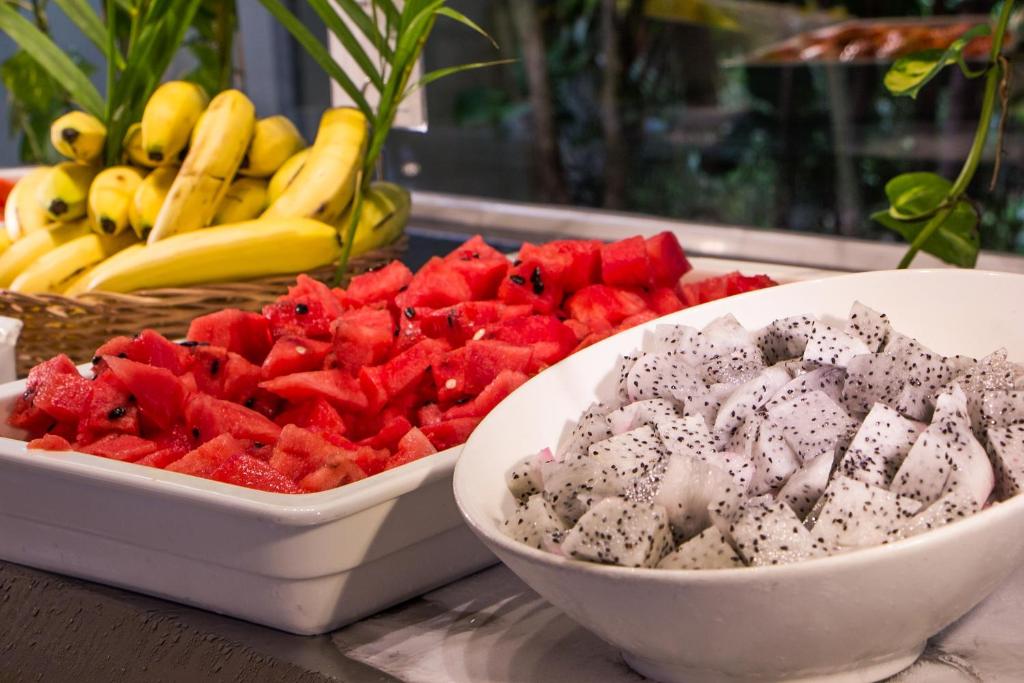 Svaigu augļu bufete ar sarkano arbūzu, balto drakonu augļu un dzelteno banānu šķēlītēm. Ideāls veselīga ēdiena izvēle.