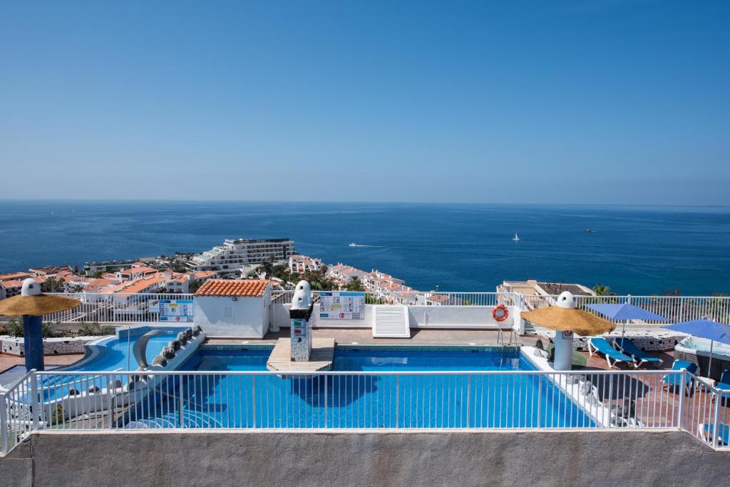 Skats uz baseinu ar panorāmas skatu uz jūru un pilsētas ainavu. Ideāla vieta relaksācijai un atpūtai.