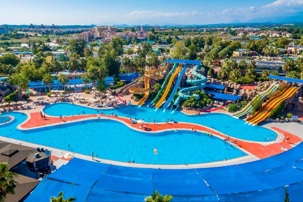 Liels ūdens atrakciju parks ar vairākām slidkalniņām un peldbaseiniem, apņemts ar palmām un atpūtas vietām. Ideāla vieta ģimenes atpūtai un izklaidei.