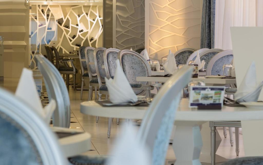 Adams Beach viesnīcas restorāns ar elegantām mēbelēm.