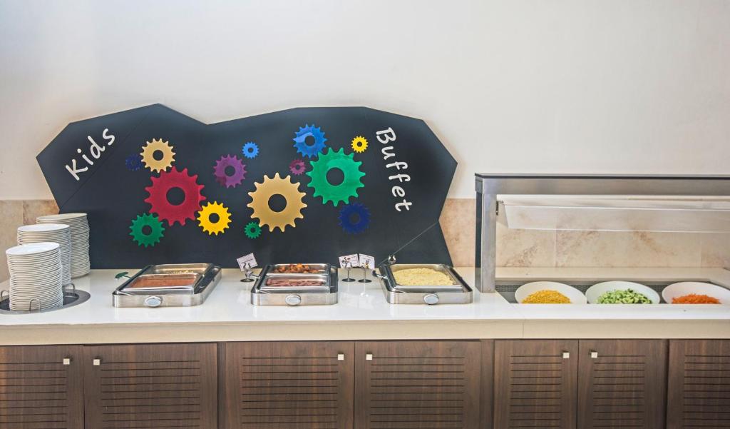 Bērnu bufete viesnīcā Adams Beach ar dažādiem ēdieniem.