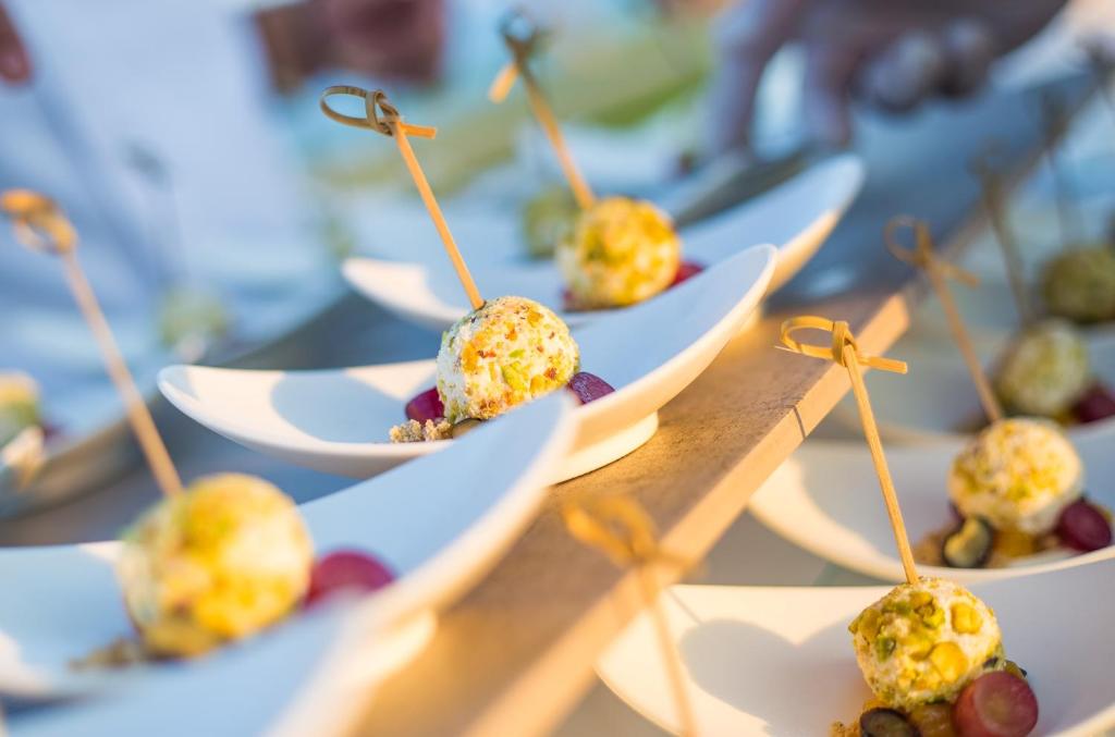 Gardēžu uzkodas Adams Beach viesnīcā.