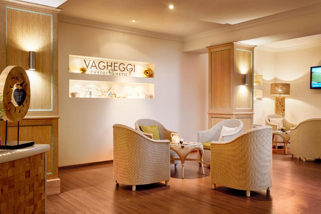 Mūsdienīga un eleganta wellness telpa ar komfortablām krēslām un siltām gaismām, kurā redzams "Vagheggi Phytocosmetic" zīmols. Ideāla vieta relaksācijai un skaistumkopšanai.