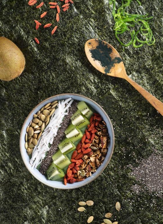 Veselīgs augļu bļodiņa ar ķirbi, goji ogām un čia sēklām pie Salt of Palmar