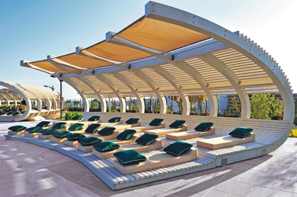 Moderns atpūtas laukums ar dīvāniem pie Susesi Luxury Resort