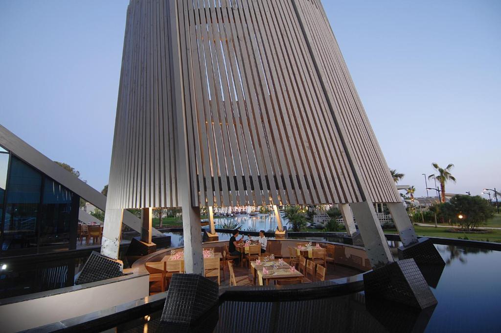Moderns restorāns pie Susesi Luxury Resort piekrastē ar elegantu terasi