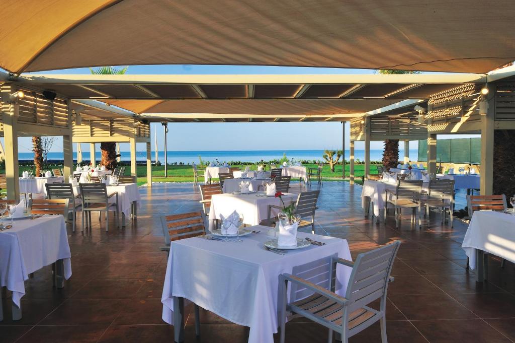 Restorāns Susesi Luxury Resort ar skatu uz piekrasti