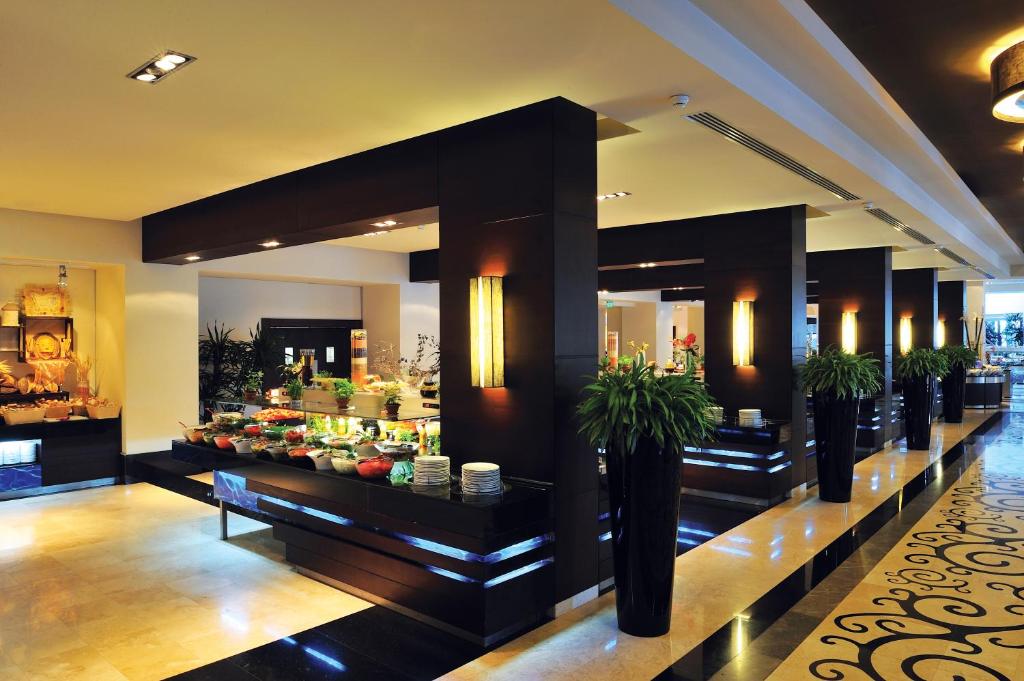 Susesi Luxury Resort moderns restorāns ar bagātīgu bufeti un elegantu interjeru