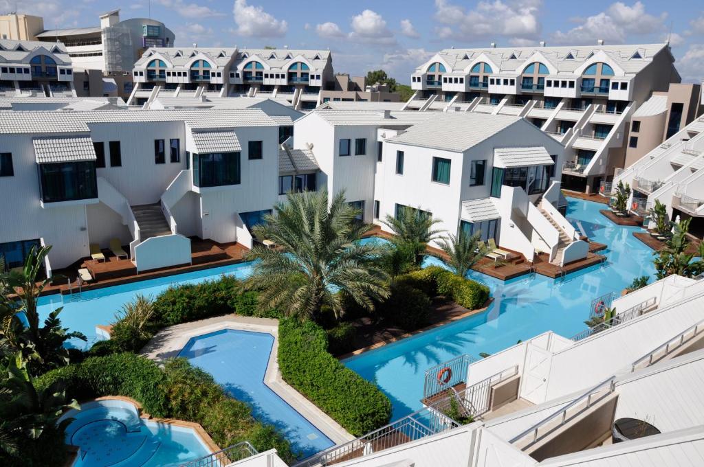 Susesi Luxury Resort numuri piekrastē ar baseinu un dārzu