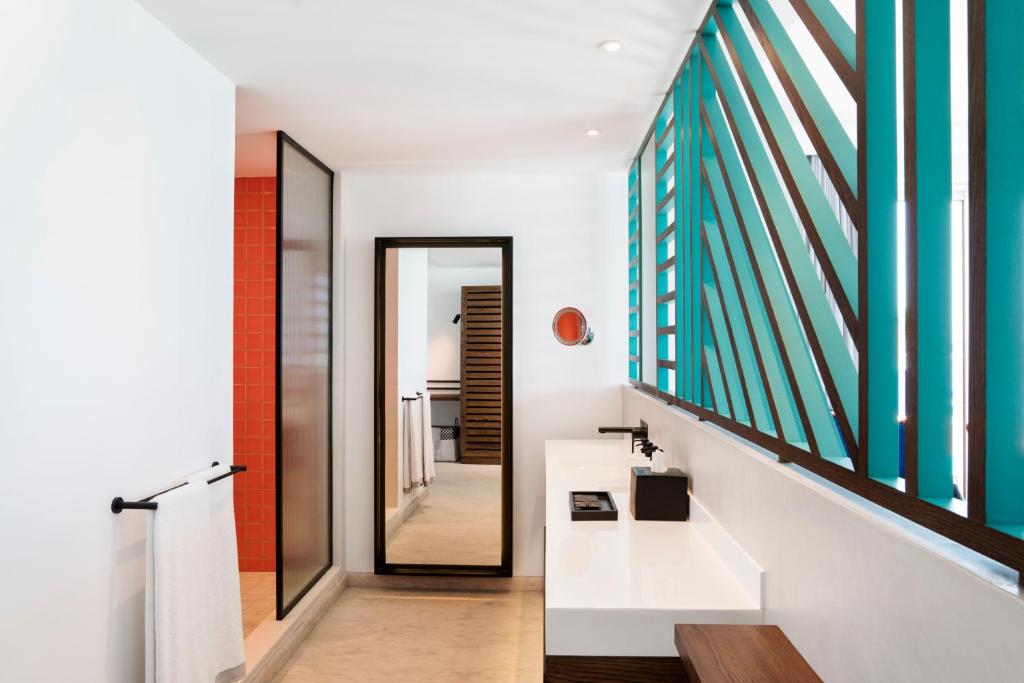 Mūsdienīgs vannas istabas interjers viesnīcā SALT of Palmar ar spilgtām krāsām.