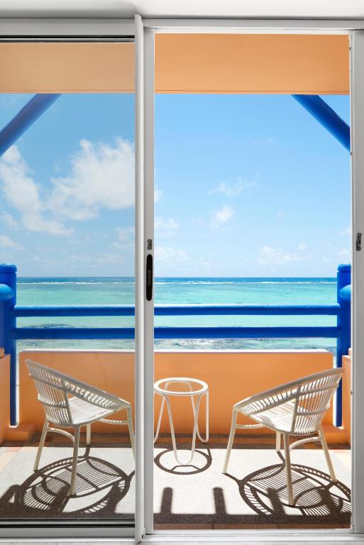 Skats no viesnīcas SALT of Palmar balkona uz piekrastes jūru