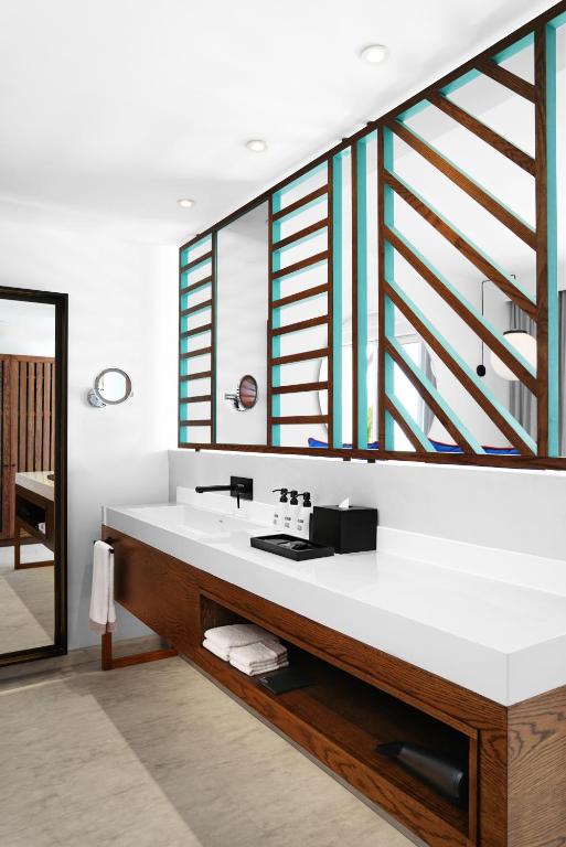 Mūsdienīgs vannas istabas interjers viesnīcā SALT of Palmar ar elegantu izskatu.