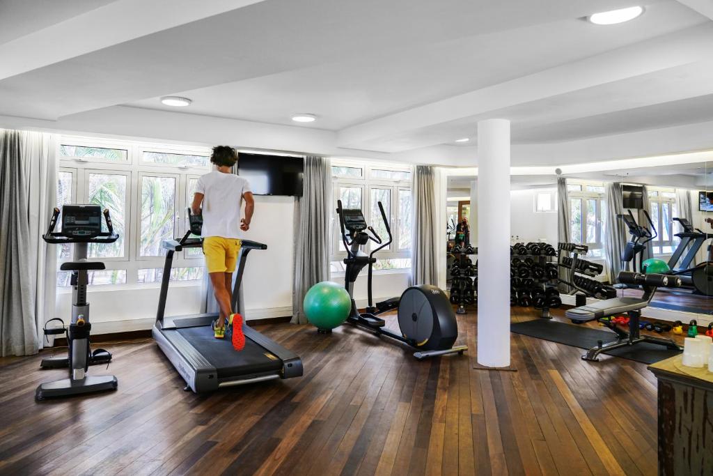 Vīrietis sporta zālē skrien uz skrejceliņa pie viesnīcas SALT of Palmar.