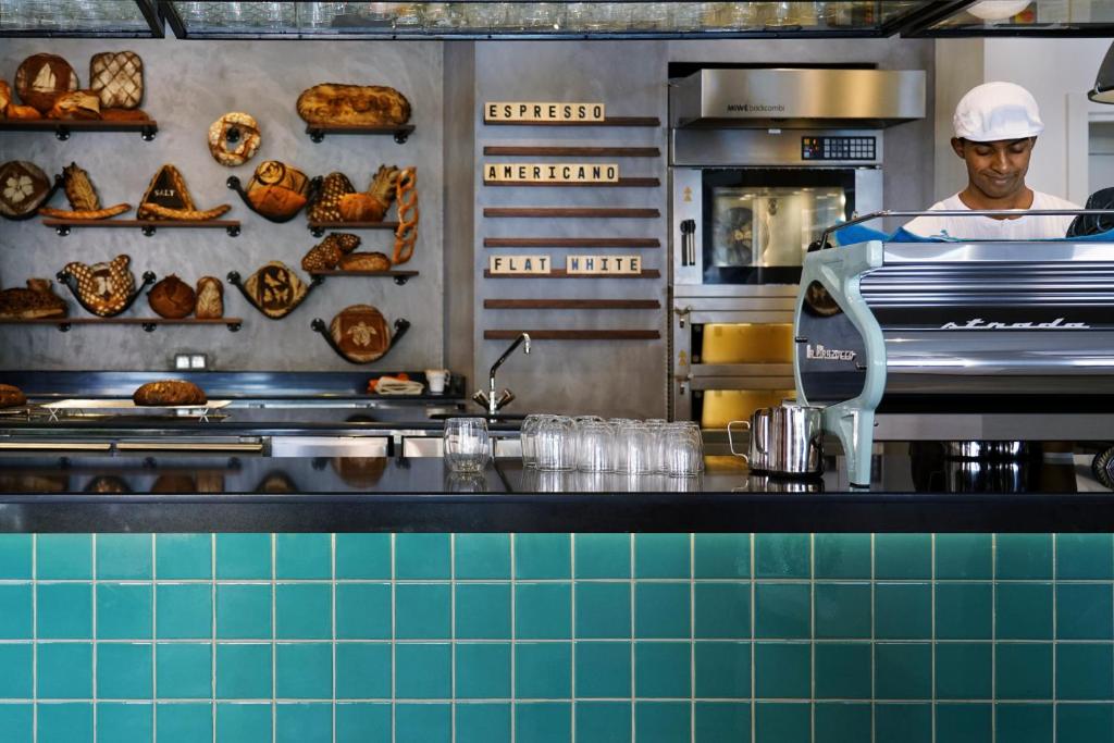 Kafijas bārs pie SALT of Palmar ar mājīgiem maizes izstrādājumiem.