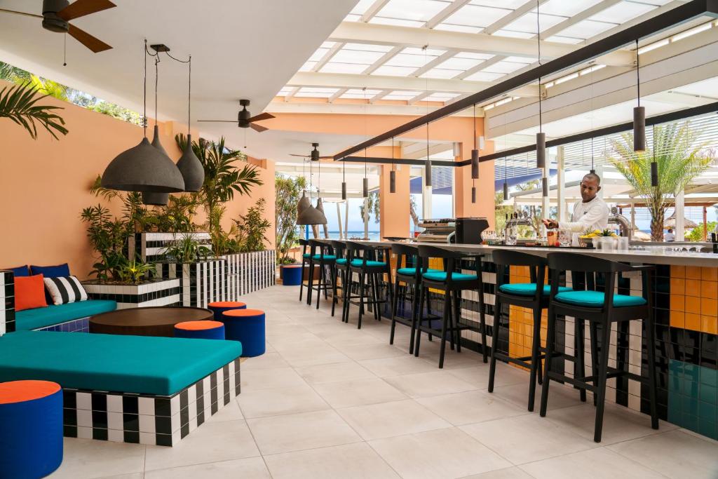 Moderns bārs ar viesmīli un stilīgu interjeru pie Salt of Palmar