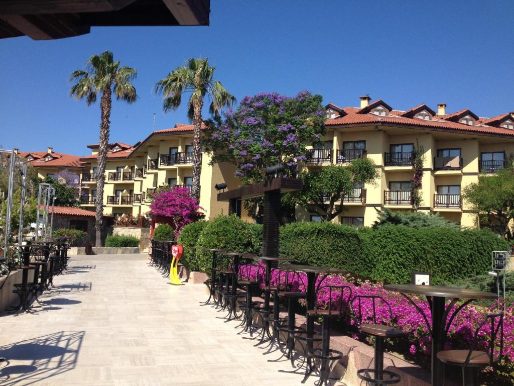 Alba Resort Hotel skaista ainava ar ziediem un palmām