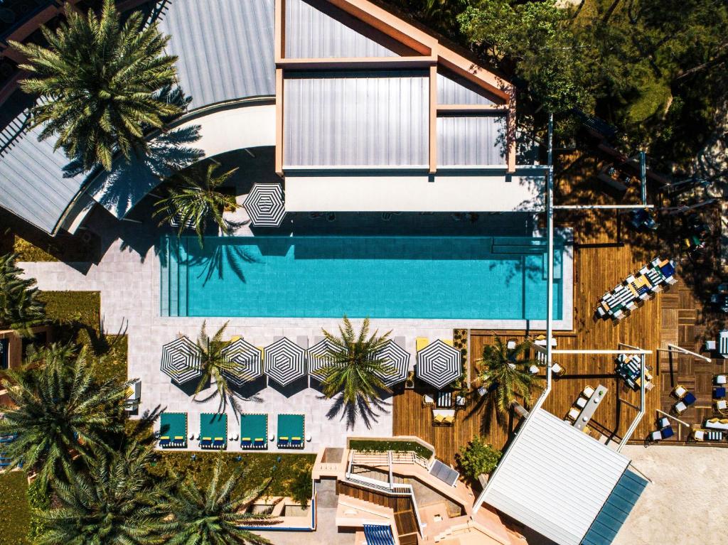 Peldbaseins ar sauļošanās krēsliem pie viesnīcas SALT of Palmar.