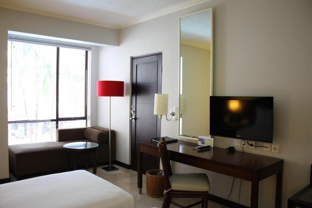 Mūsdienīgs numurs Prime Plaza Hotel Sanur ar skatu uz dabu.