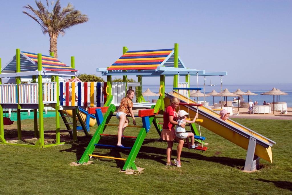 Bērni spēlējas krāsainajā rotaļu laukumā pie Old Palace Resort Sahl Hasheesh.