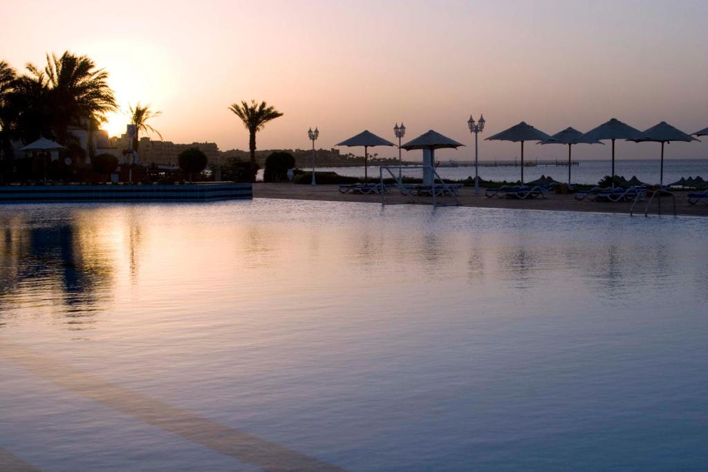 Saulrieta skats no baseina pie Old Palace Resort Sahl Hasheesh.