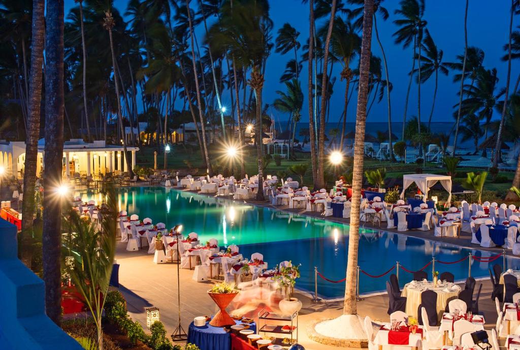 Vakara skats uz TUI Blue Bahari Zanzibar restorānu pie baseina.