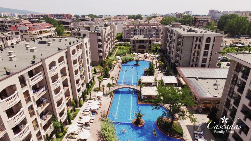 Cascadas Family Resort ar plašu baseinu un apkārtējo ainavu, kas ietver viesnīcu kompleksus un zaļās zonas. Ideāla vieta ģimenes atpūtai.