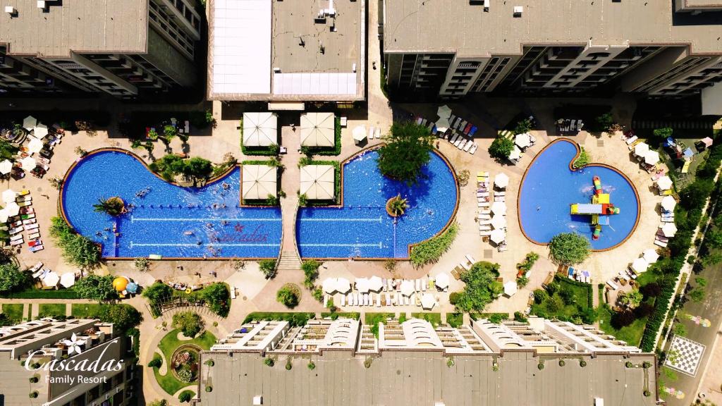 Lidošanas baseinu komplekss ar tropiskām palmām un atpūtas zonas, kas ieskauj divus dažādu formu baseinus, kas ir ideāla vieta ģimenēm. Viegla piekļuve sauļošanās krēsliem un teltīm.