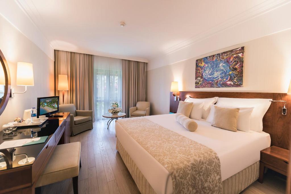 Mūsdienīgs numurs viesnīcā Turquoise Hotel ar balkonu un ērtu gultu.