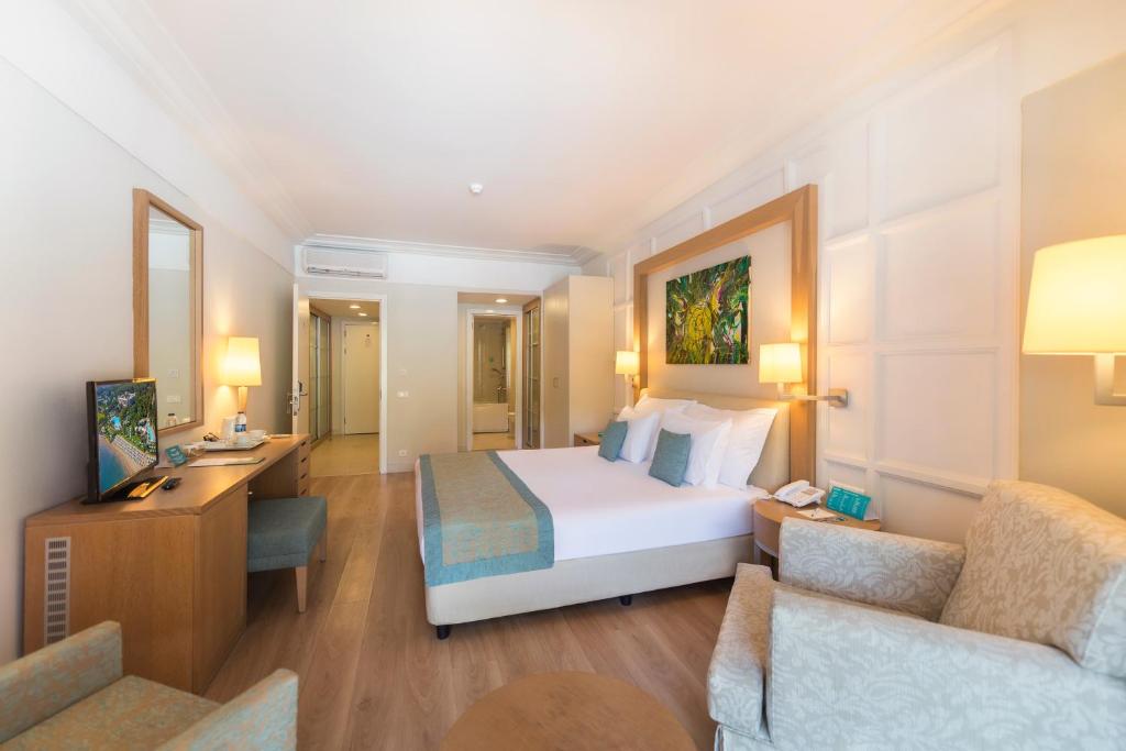 Mūsdienīgs numurs Turquoise Hotel ar gultu un atpūtas zonu.