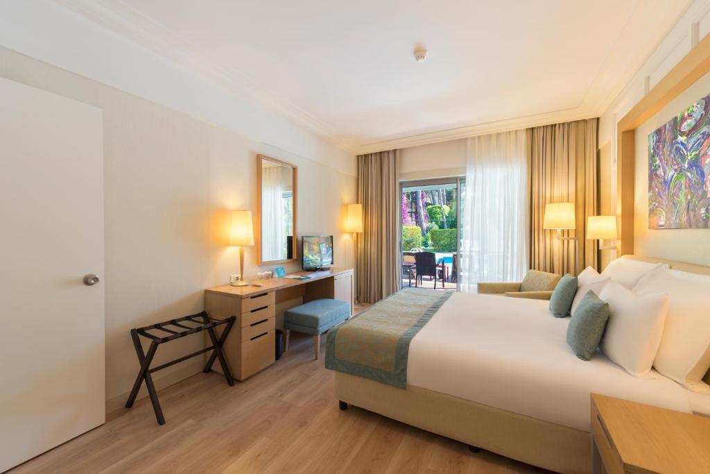 Mūsdienīgs numurs ar skatu uz dārzu viesnīcā Turquoise Hotel.