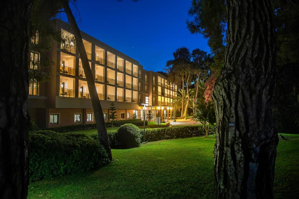 Turquoise Hotel piekrastē ar apgaismotu fasādi naktī