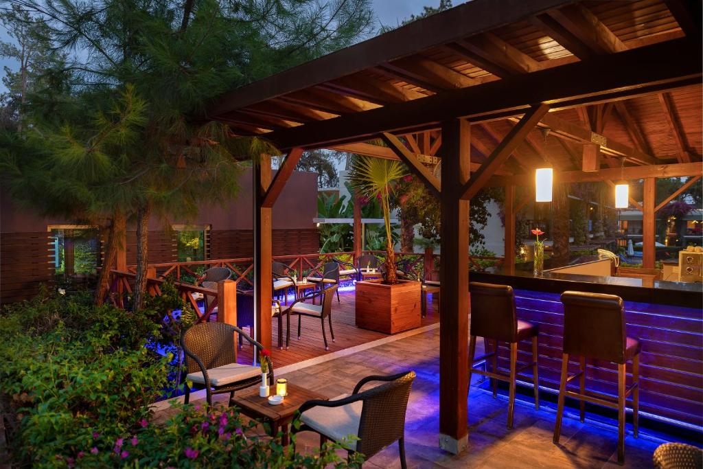 Āra bārs pie Turquoise Hotel ar apgaismojumu un sēdvietām