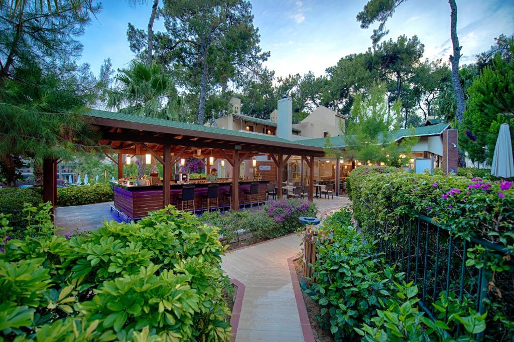 Turquoise Hotel āra bārs, skaista dārzā piekrastē