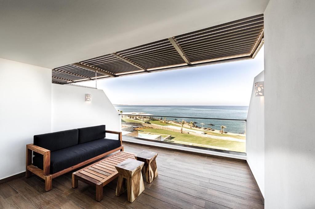 Skats uz jūru no Abaton Island Resort & Spa balkona ar modernu mēbelējumu.